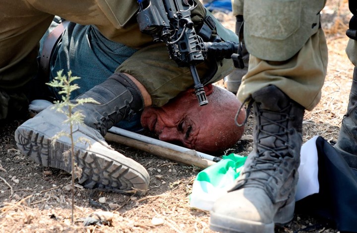 In the manner of George Floyd: The Israeli occupation army attacks an elderly Palestinian 92020116423726